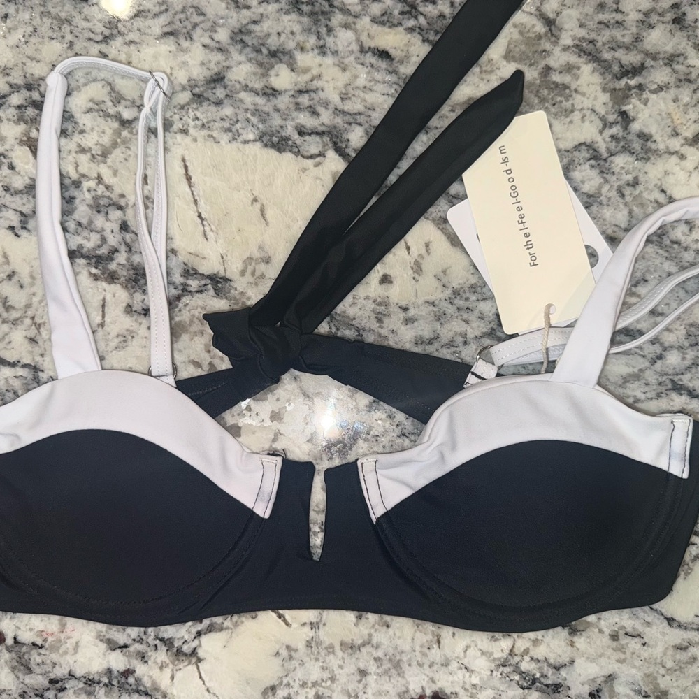 New Commense black and white swim top sz XS